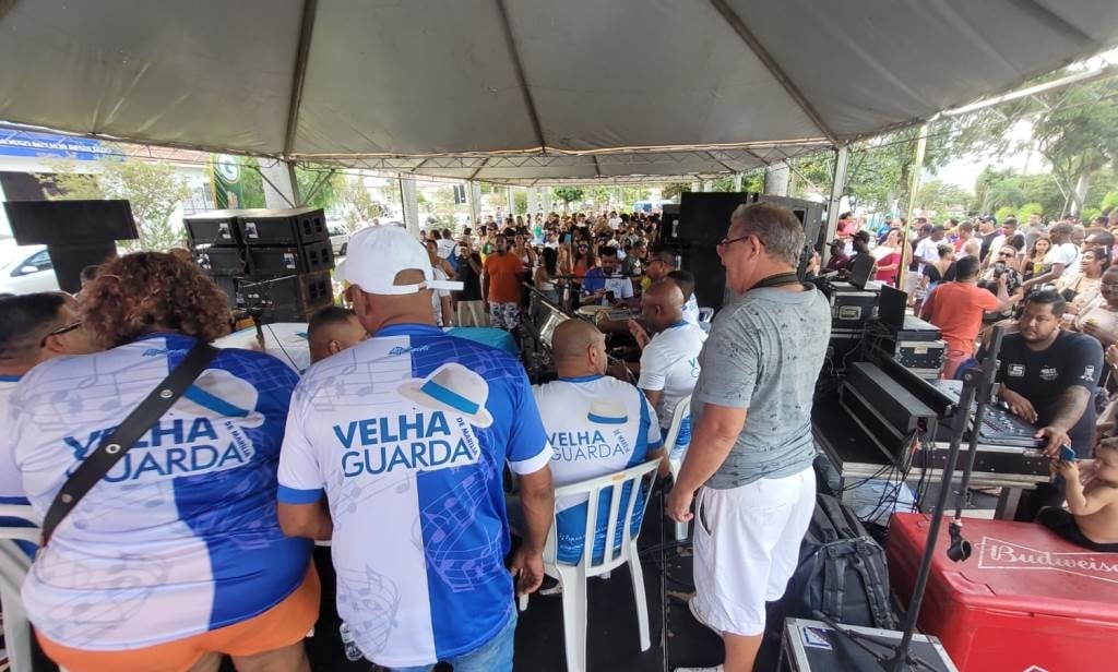 Gira Comigo - Velha Guarda leva samba e ação social para praça; assista