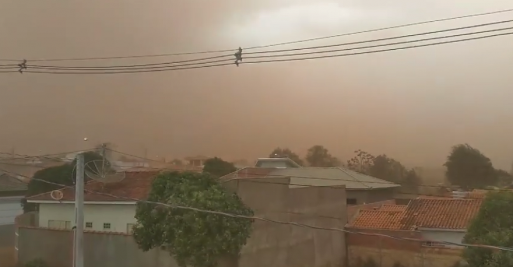 Vídeo mostra cortina de poeira e ventania em Campos Novos; assista