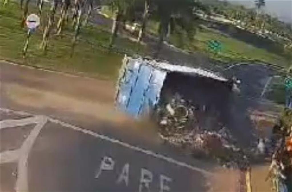 Caminhão com recicláveis tomba ao lado de grupo de estudantes em Vera Cruz; vídeo