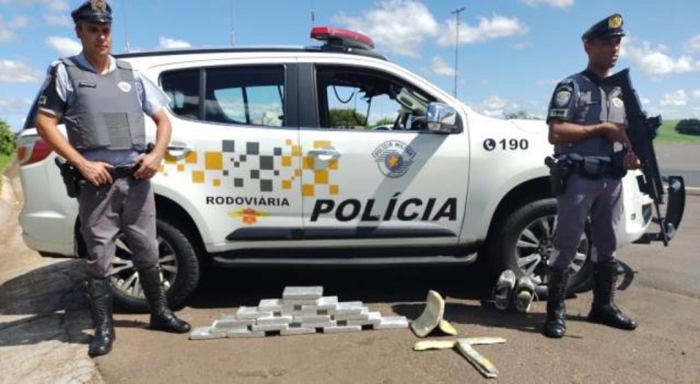 Blitz apreende 24kg de pasta base de cocaína com bolivianos em ônibus na região