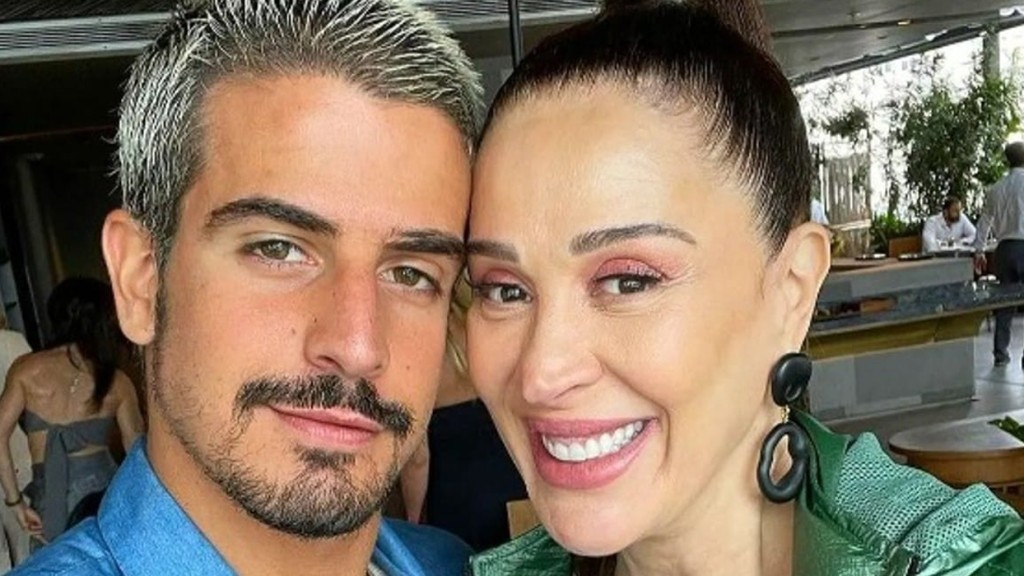 Claudia Raia e o filho Enzo marcam presença em novo musical do marido: ‘VIP’