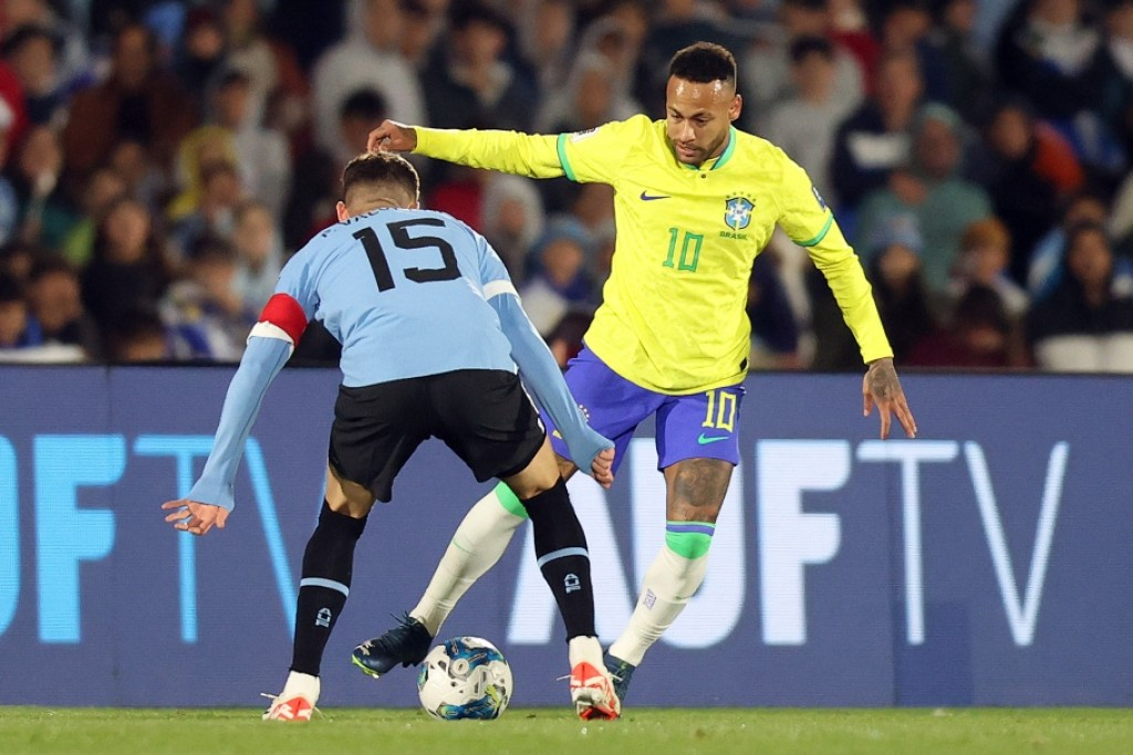 Brasil leva olé do Uruguai; Neymar sai de campo contundido