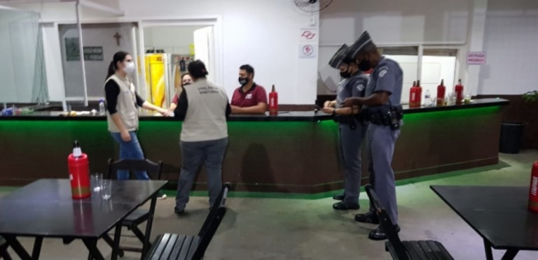 Fiscais evacuam restaurantes, bar e campos de lazer em Marília na véspera do feriado