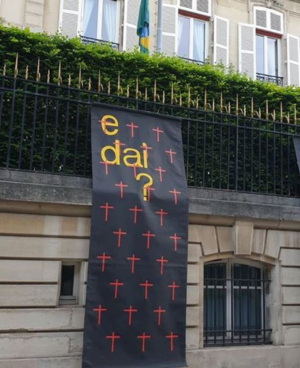 Artista Júlio Villani, de Marília, faz protesto com painéis contra Bolsonaro em Paris Artista Júlio Villani, de Marília, faz protesto com painéis contra Bolsonaro em Paris