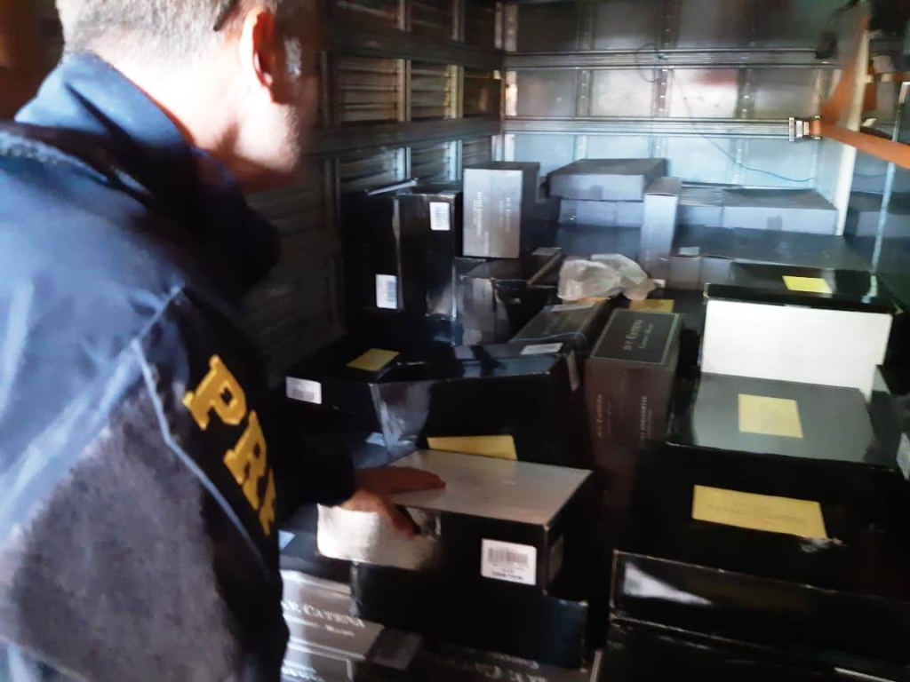 Polícia Rodoviária Federal apreende carga ilegal de vinho em Marília