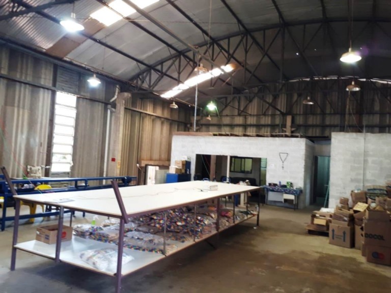 Fiscalização interdita produção clandestina de máscaras respiratórias em Marília