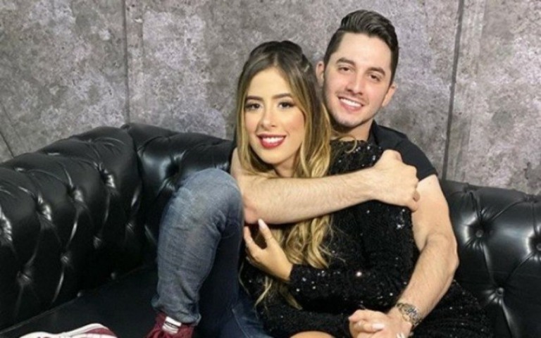 Jonas Esticado posa ao lado da namorada, Bruna Hazin, em Recife