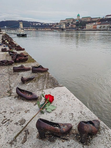 escultura de sapatos