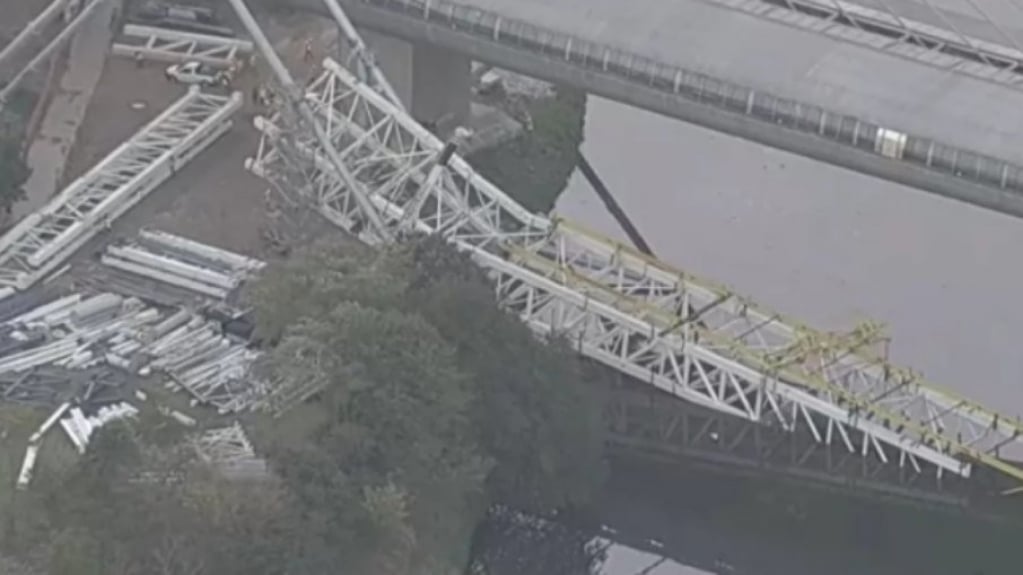SP: Ponte metálica do Metrô despenca no Rio Pinheiros e deixa dois feridos