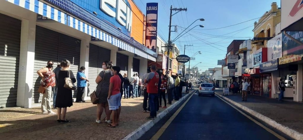 Centro tem filas em grandes redes e respeito a horários em lojas e camelódromo