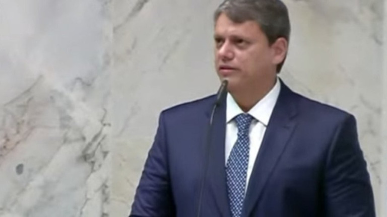 Tarcísio de Freitas toma posse do governo de SP e agradece Bolsonaro