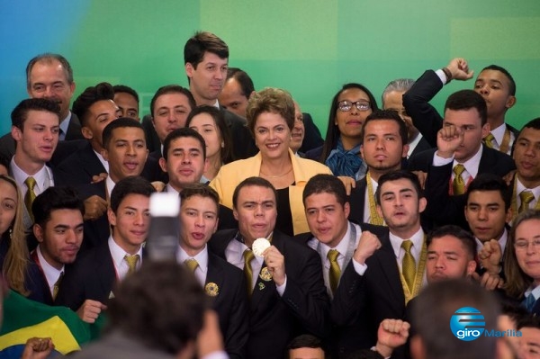 Presidente Dilma Rousseff com os medalhistas vencedores do World Skills – Marcelo Camargo/Agência Brasil