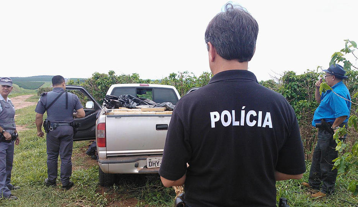 Traficante fura bloqueio, abandona 46 tabletes de maconha mas é preso