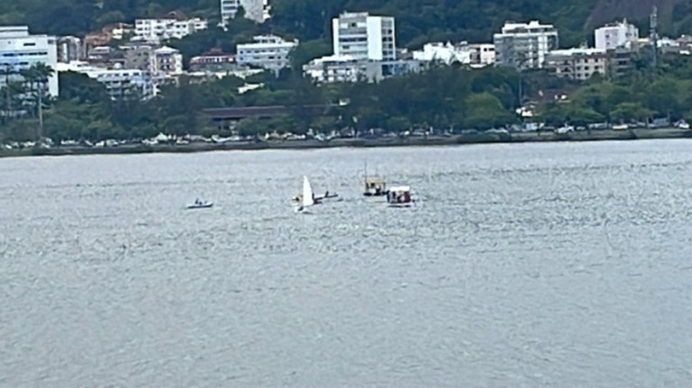 Helicóptero cai na Lagoa Rodrigo de Freitas (RJ) e deixa cinco feridos