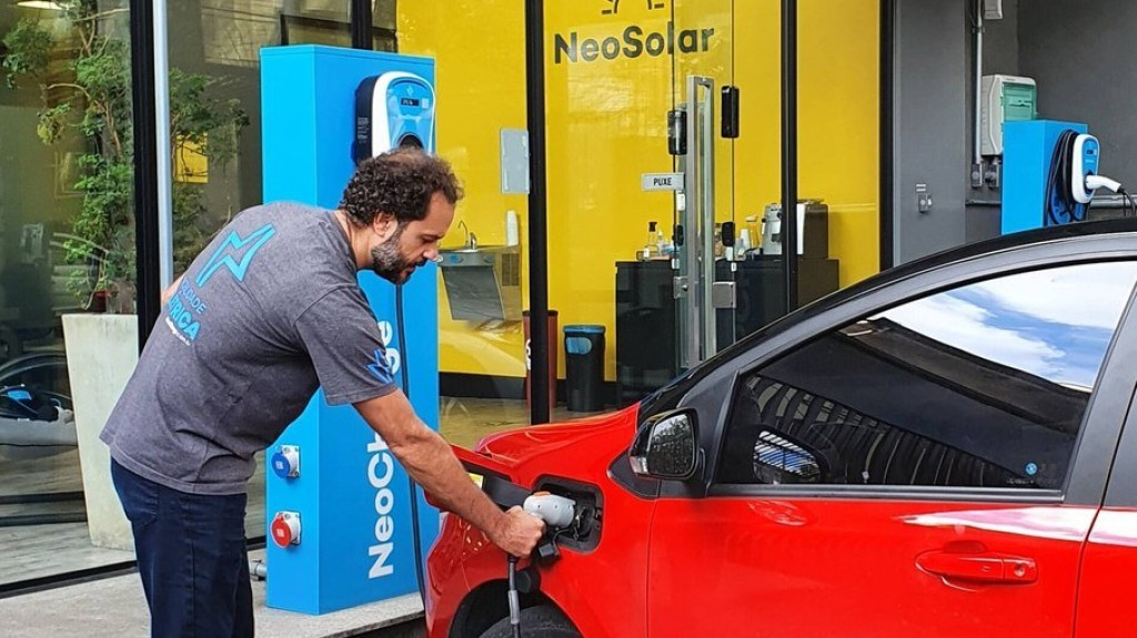 NeoCharge lança guia para donos de carros elétricos