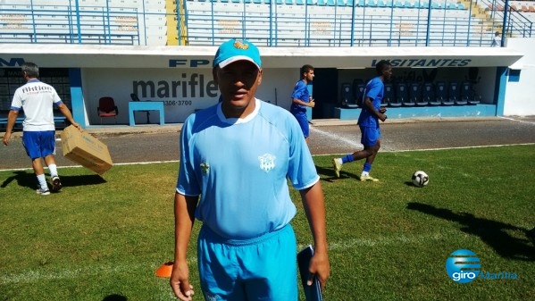 Técnico Luiz Cruz, do Marília, durante treino no Abreuzão