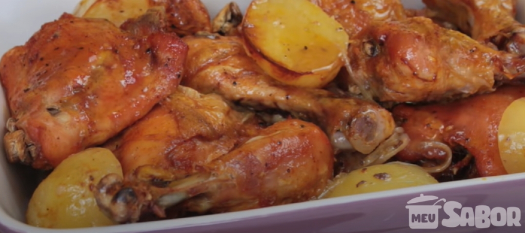 Use os cortes de frango para fazer uma deliciosa receita com batatas e mandioca!