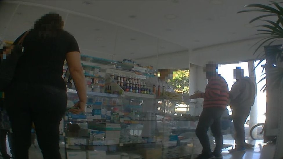 Interior da Drogaria Diamante, com clientes ao balcão