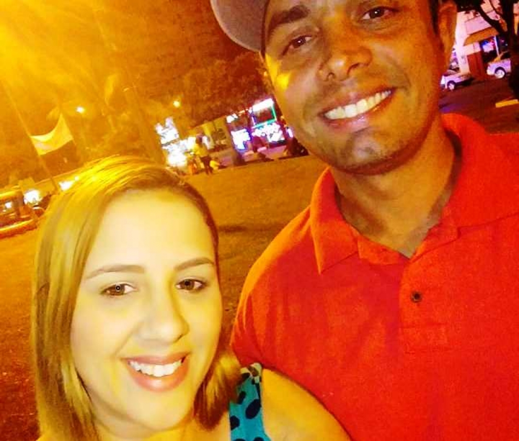 Mulher emociona na despedida a marido após acidente no rio em Sabino