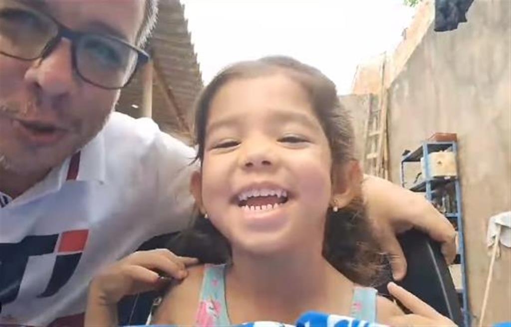 'Pai, faz o toquinho' – Isabella, 4, canta, põe pai para ajudar e repercute em Marília