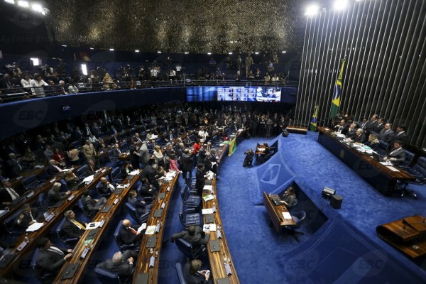 Senado cassa mandato mas mantém direitos políticos de Dilma