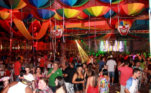 Baile do Circo cresce sem perder tradições; veja fotos