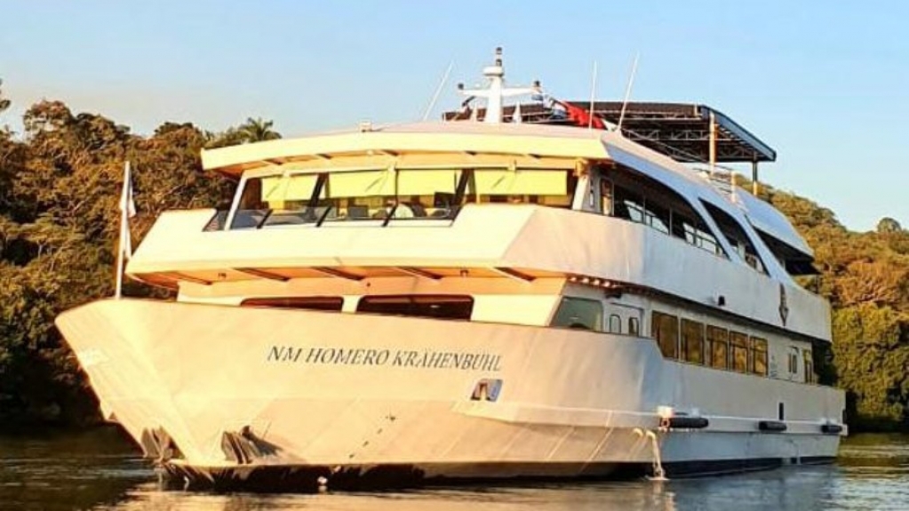 Carlos Nascimento lança navio que passeia pelas águas do rio Tietê