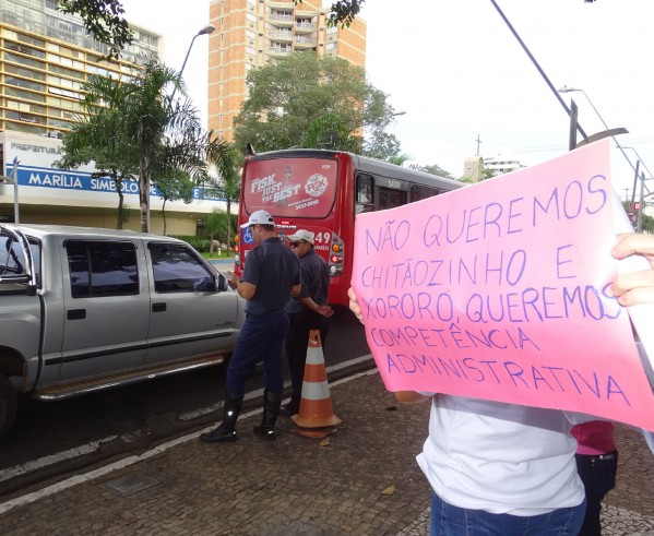 Protesto contra dengue pede ações, critica show e ganha tribuna na Câmara