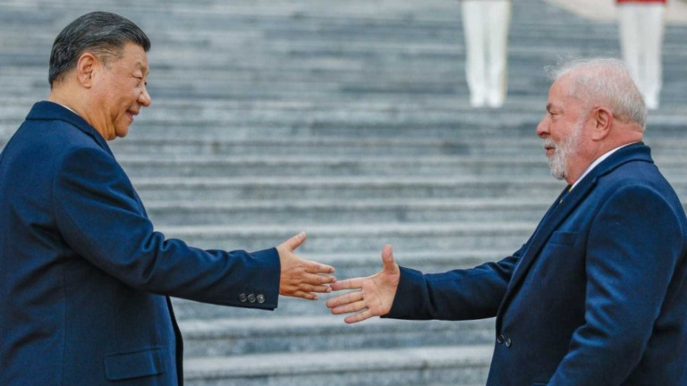Ricardo Stuckert Lula aperta a mão do presidente chinês Xi Jinping