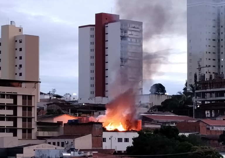 Incêndio destrói casa e deixa uma pessoa ferida no centro de Marília