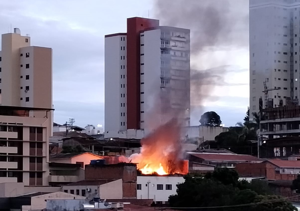 Incêndio destrói casa e deixa uma pessoa ferida no centro de Marília Incêndio destrói casa e deixa uma pessoa ferida no centro de Marília