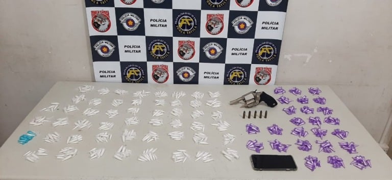 Acusado por posse de arma e preso por tráfico de drogas: 757 pinos de cocaína no CDHU