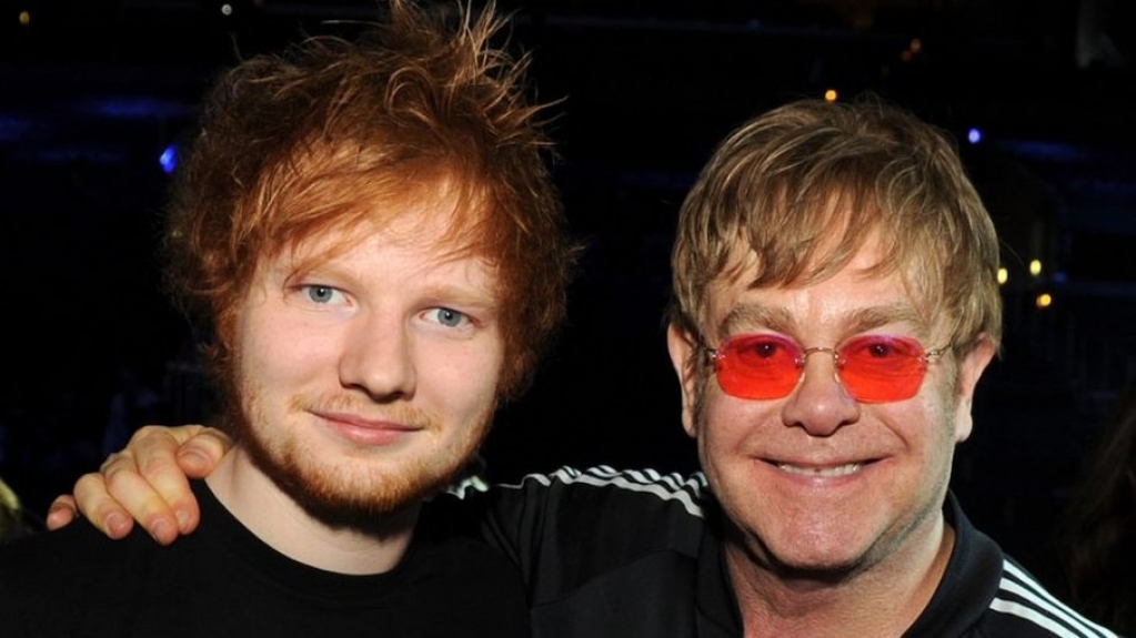 Elton John conta que ganhou 'pênis gigante de mármore' de Ed Sheeran