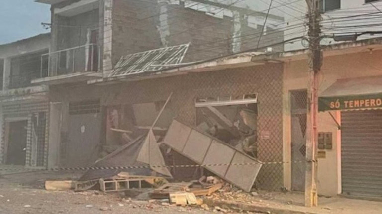 Bahia: explosão em padaria desaba edifício e mata uma família