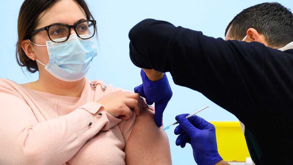 Mulher recebendo dose de reforço