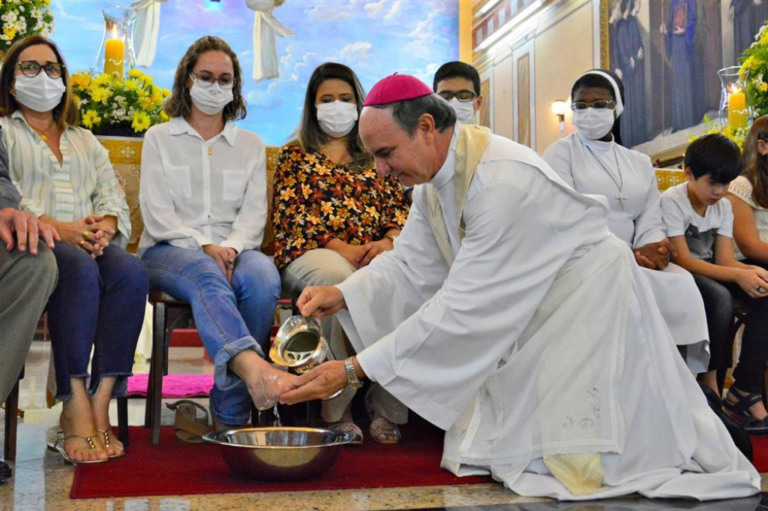 Dom Luiz Antonio Cipolini, bispo Diocesano de Marília, duante cerimônia de lava-pés em 2022 – Érica Montilha/Diocese de Marília