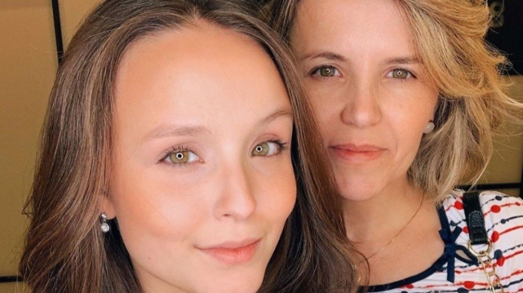 Mãe de Larissa Manoela surge de mal humor e para de seguir a filha Mãe de Larissa Manoela surge de mal humor e para de seguir a filha