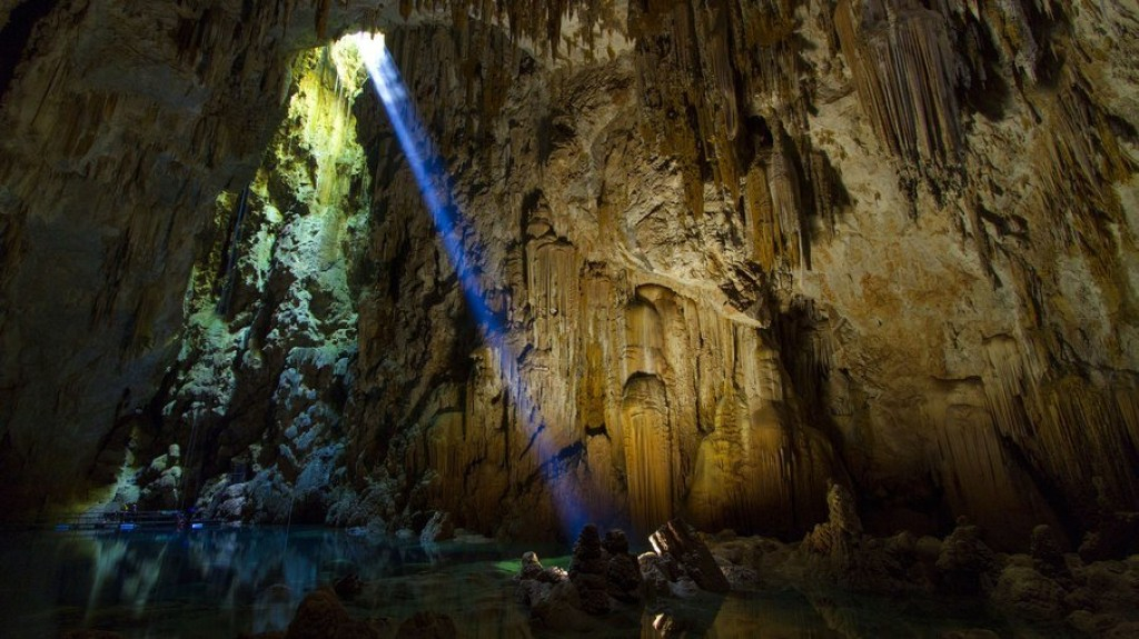 Caverna com água cristalina permite experienciar novo mundo em Bonito