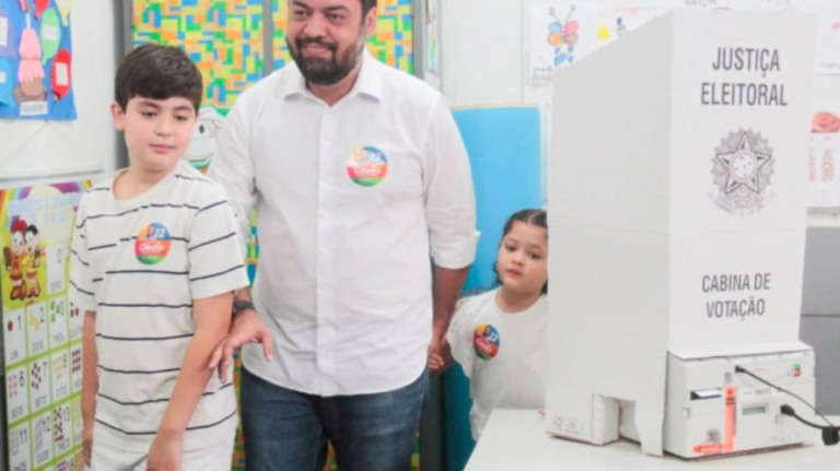 Cláudio Castro vota na Barra e afirma: 'A população me abraçou'