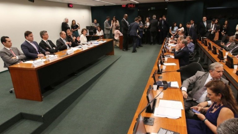 Cada parlamentar brasileiro custa US$ 5 milhões ao ano, diz pesquisa