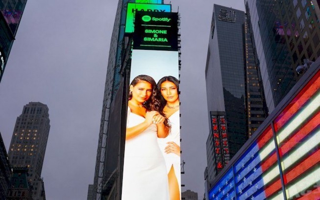 Simone e Simaria é destaque publicitário na Times Square Simone e Simaria é destaque publicitário na Times Square