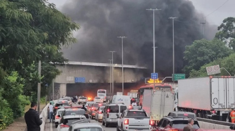 Protesto interdita Marginal Tietê e afeta trânsito em SP