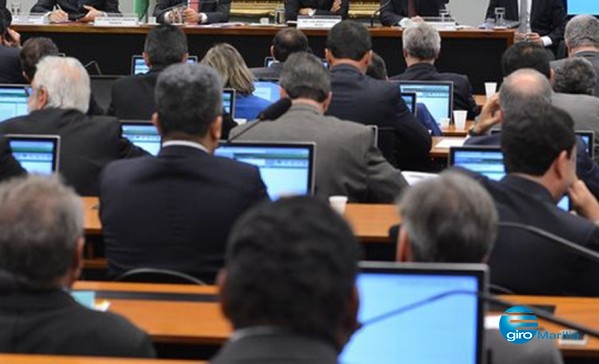 Deputados durante sessão da CPI – Valter Campanato/Agência Brasil