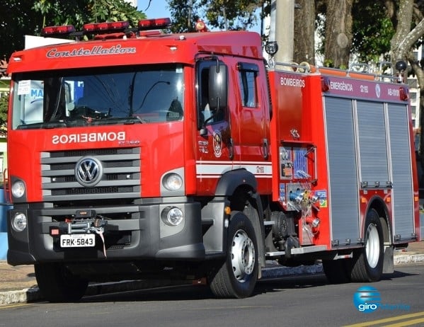 Bombeiros recebem caminhão autobomba