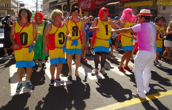 Circo desfila por duas horas e resgata carnaval de rua