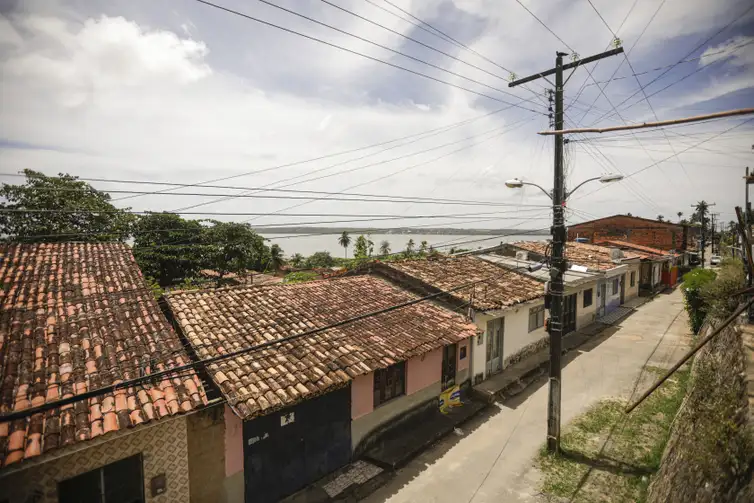 Maceió (AL) 16/12/2023 – Os esquecidos pela Braskem – Vista de casas no bairro Flexal de Baixo, nas proximidades da mina n°18 da mineradora Baskem na lagoa de Mundaú.  Foto: Joédson Alves/Agência Brasil