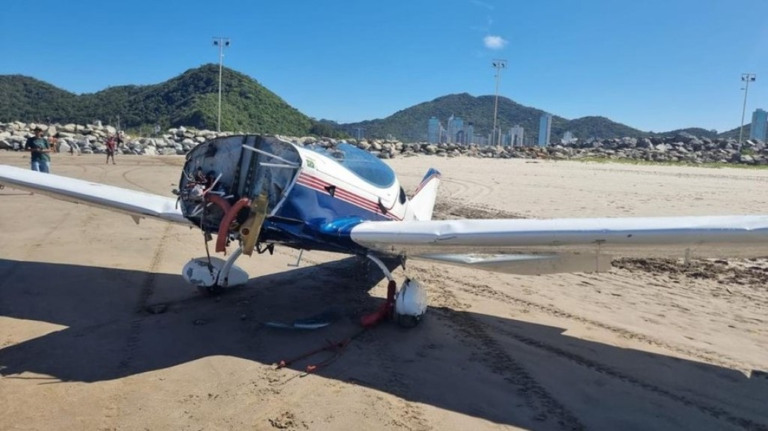 Avião monomotor realiza pouso de emergência em praia de Santa Catarina