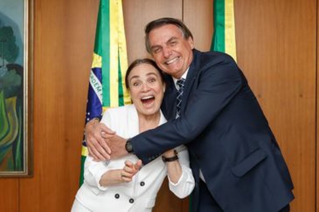 Jair Bolsonaro viaja e deve nomear Regina Duarte na volta ao Brasil