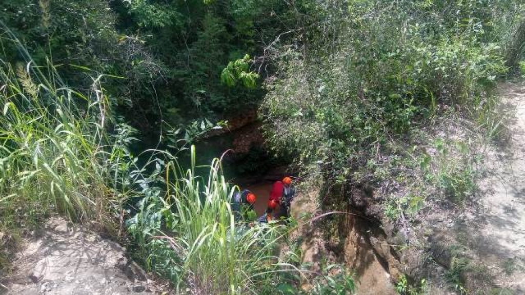 Bombeiros trabalham 4h em resgate de ferido após queda em cachoeira de Garça Bombeiros trabalham 4h em resgate de ferido após queda em cachoeira de Garça