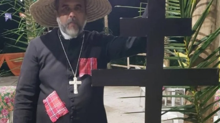 Fotos de padre Kelmon em 'clima junino' viralizam após fala de Soraya